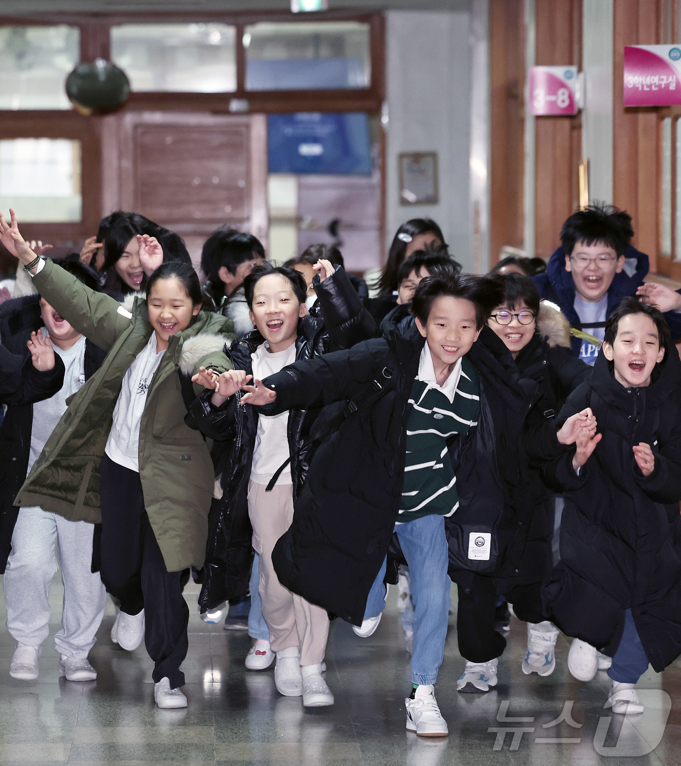 (수원=뉴스1) 구윤성 기자 = 16일 경기 수원시 영통구 잠원초등학교에서 겨울방학을 맞은 학생들이 방학식을 마치고 하교하고 있다.