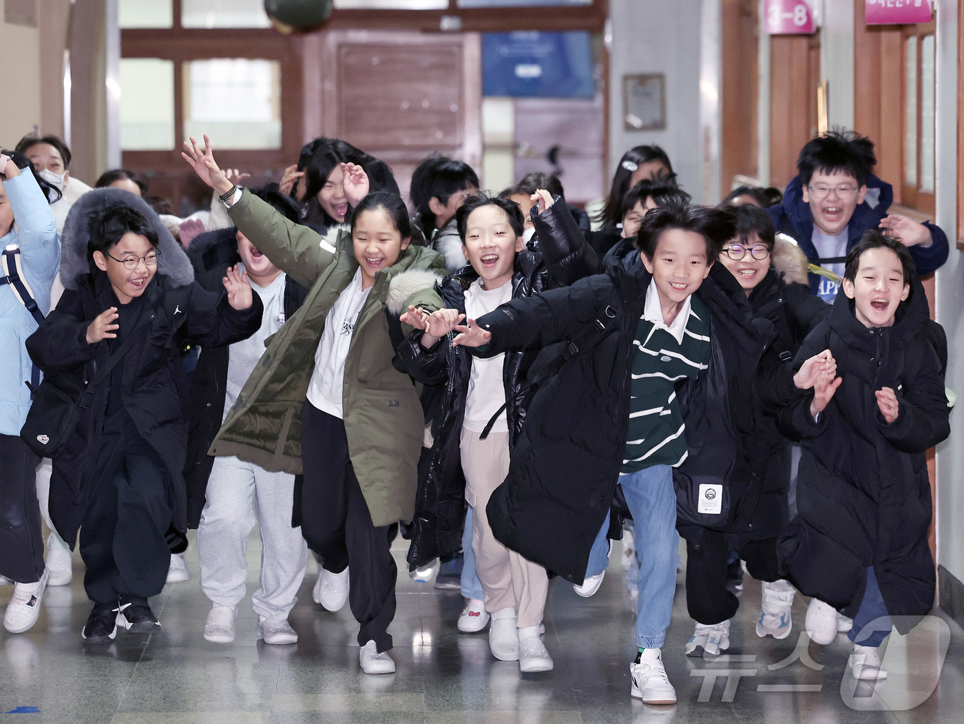 (수원=뉴스1) 구윤성 기자 = 16일 경기 수원시 영통구 잠원초등학교에서 겨울방학을 맞은 학생들이 방학식을 마치고 하교하고 있다.