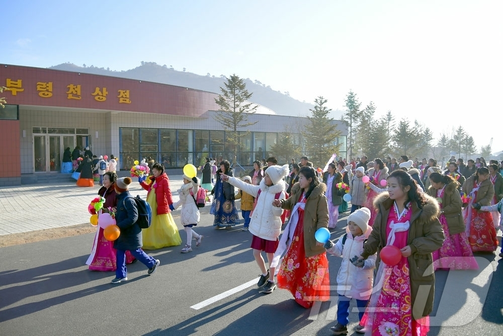 (평양 노동신문=뉴스1) = 북한 노동당 기관지 노동신문은 16일 함경북도 부령군 지방공업공장 준공식이 지난 15일 진행됐다고 보도했다. 주창일 당 중앙위원회 부장과 박명호 함경북 …