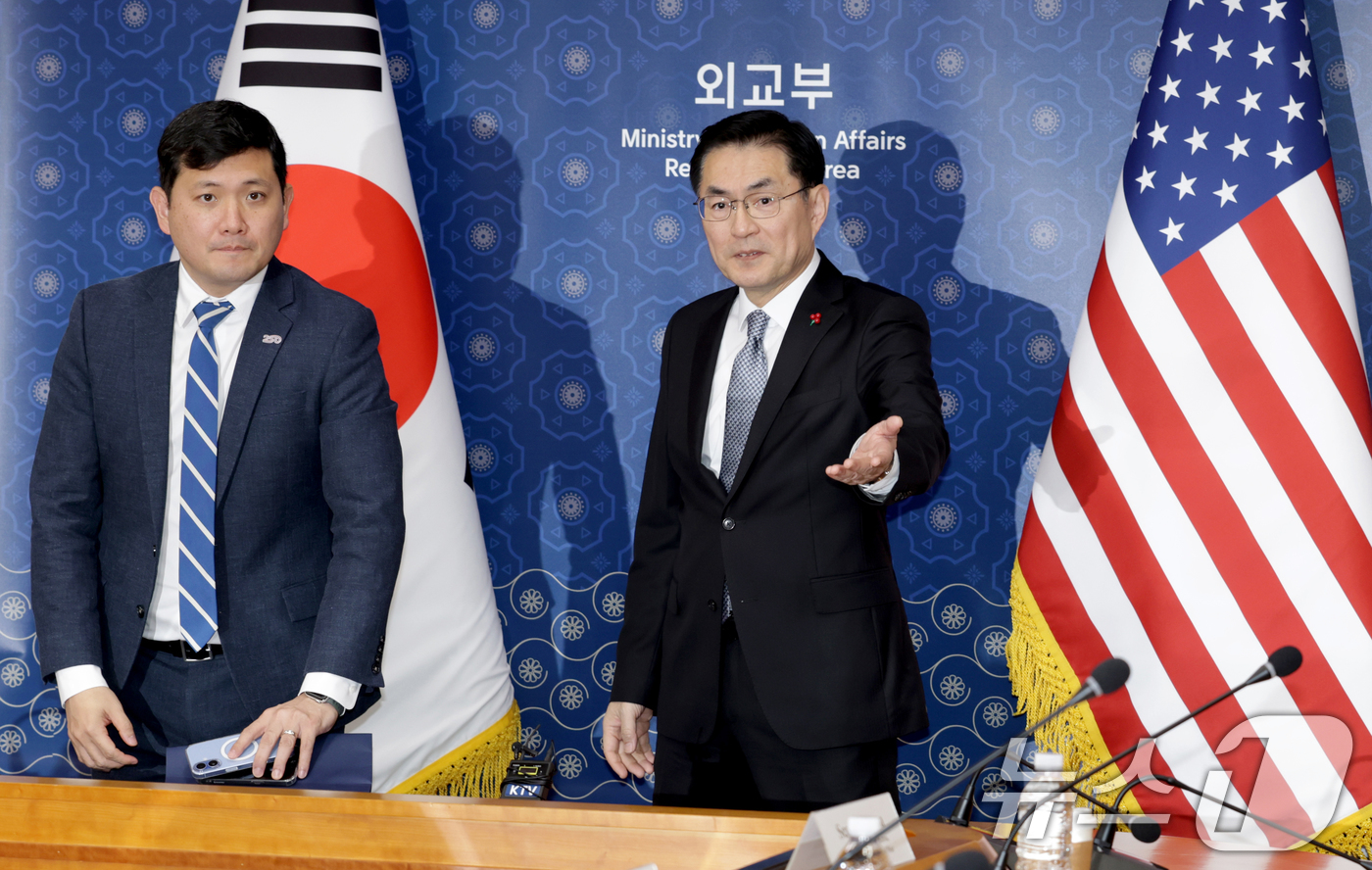 (서울=뉴스1) 임세영 기자 = 16일 오전 서울 종로구 외교부 청사에서 열린 한미 정상회담 Joint Fact Sheet 후속 협의에 참석한 정연두 외교전략정보본부장(오른쪽)과 …