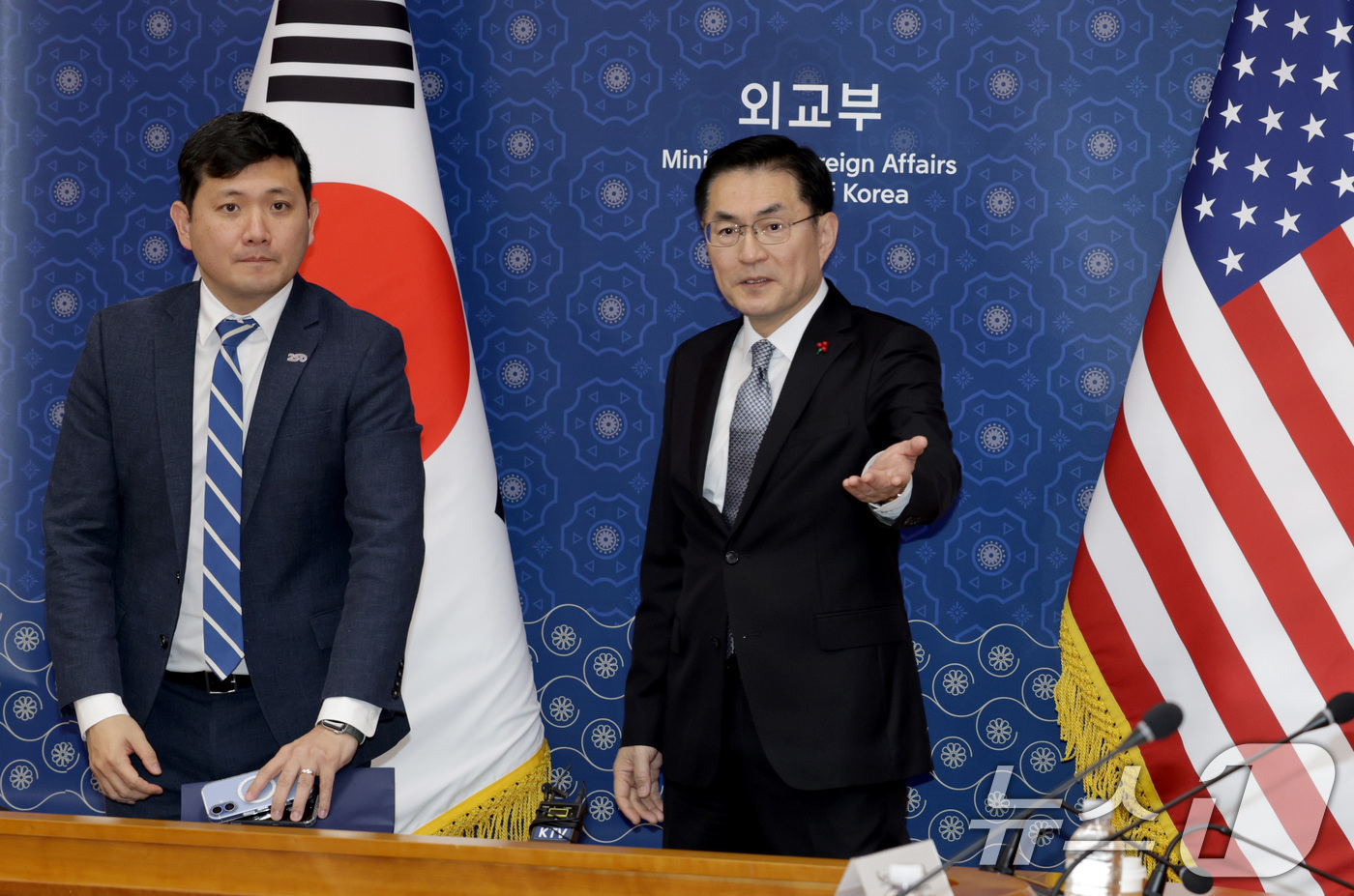 (서울=뉴스1) 임세영 기자 = 16일 오전 서울 종로구 외교부 청사에서 열린 한미 정상회담 Joint Fact Sheet 후속 협의에 참석한 정연두 외교전략정보본부장(오른쪽)과 …