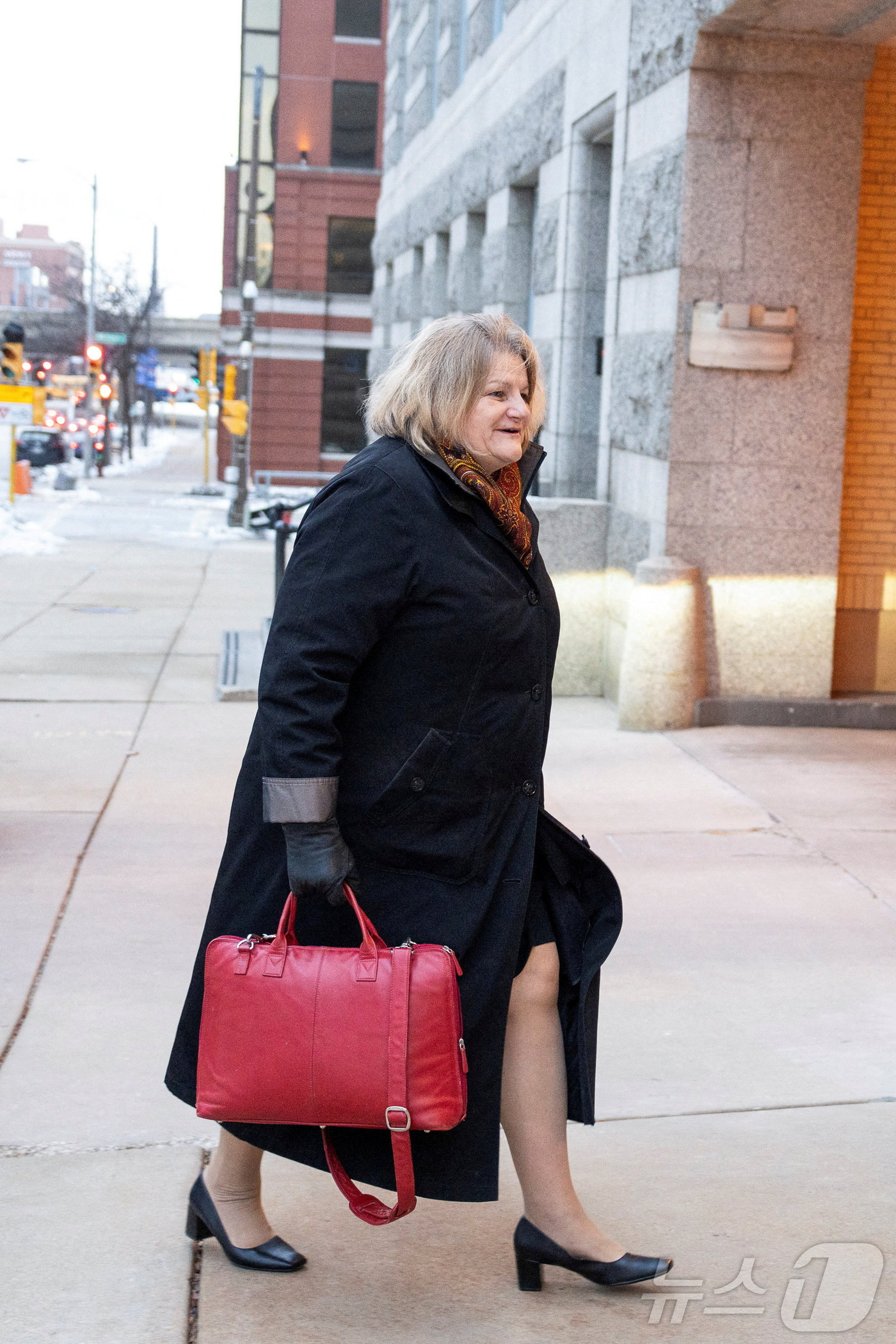 (밀워키 로이터=뉴스1) 김지완 기자 = 15일(현지시간) 불법 체류자의 도주를 도운 혐의를 받는 위스콘신주 밀워키 카운티 순회법원의 해나 듀건 판사가 자신의 첫 재판이 열리는 밀 …