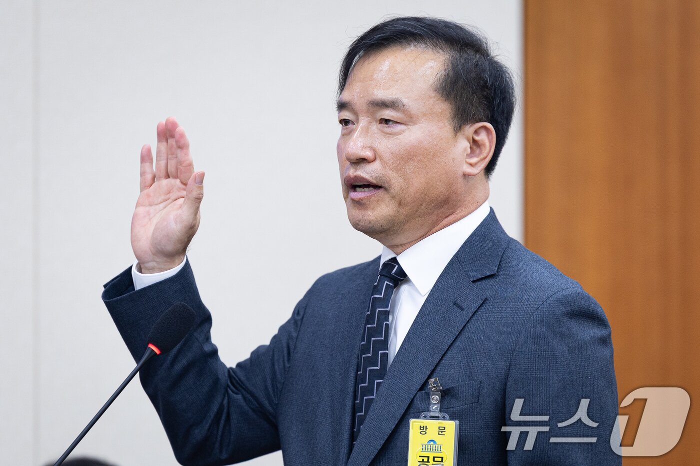 본문 이미지 - 김종철 방송미디어통신위원회 위원장 후보자가 16일 서울 여의도 국회에서 열린 인사청문회에 출석해 선서하고 있다. 2025.12.16/뉴스1 ⓒ News1 유승관 기자