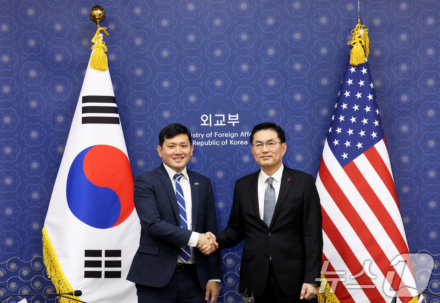 (서울=뉴스1) 임세영 기자 = 16일 오전 서울 종로구 외교부에서 열린 한미 정상회담 Joint Fact Sheet 후속 협의에서 케빈 김 주한미국대사대리(왼쪽)와 정연두 외교전 …