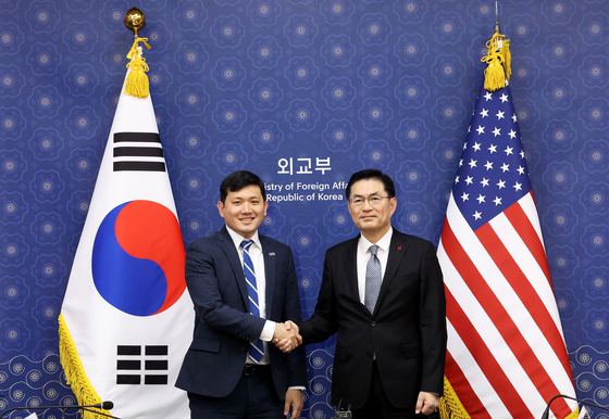 악수하는 정연두 본부장·케빈 김 美 대사대리
