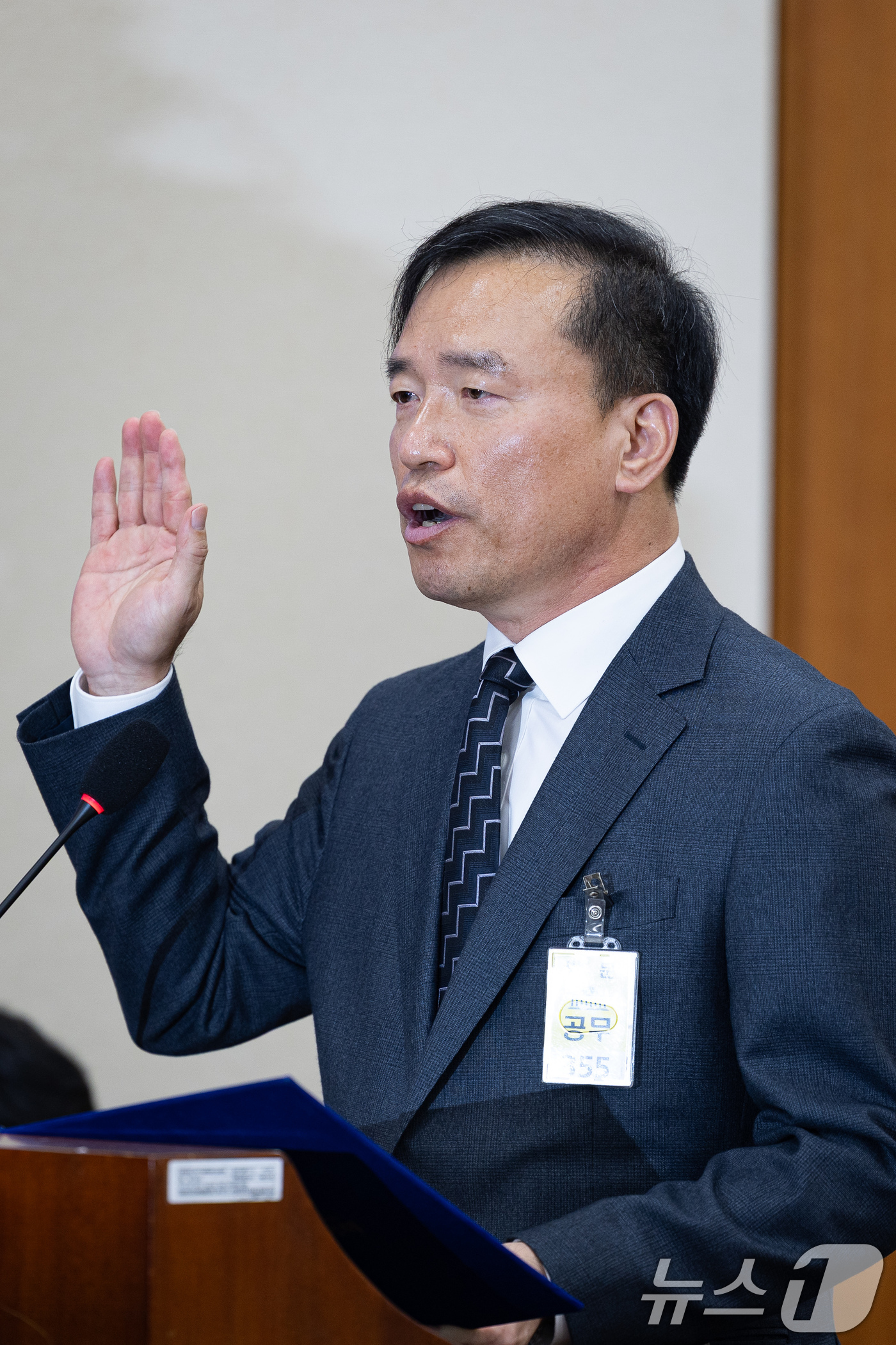 (서울=뉴스1) 유승관 기자 = 김종철 방송미디어통신위원회 위원장 후보자가 16일 서울 여의도 국회에서 열린 인사청문회에 출석해 선서하고 있다. 2025.12.16/뉴스1