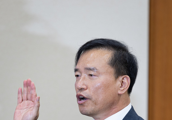 선서하는 김종철 방미통위 위원장 후보자