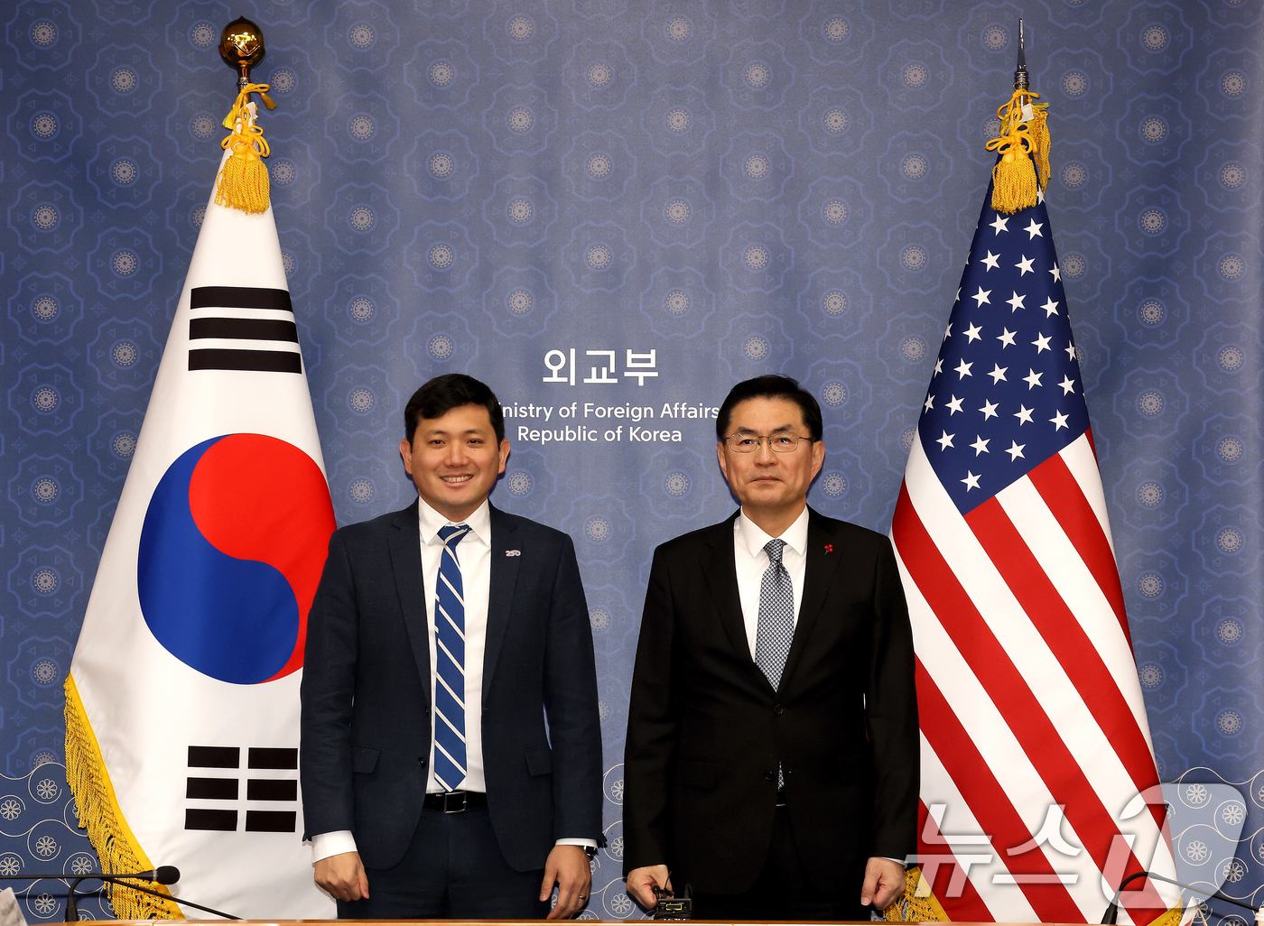 (서울=뉴스1) 임세영 기자 = 16일 오전 서울 종로구 외교부에서 열린 한미 정상회담 Joint Fact Sheet 후속 협의에서 케빈 김 주한미국대사대리(왼쪽)와 정연두 외교전 …