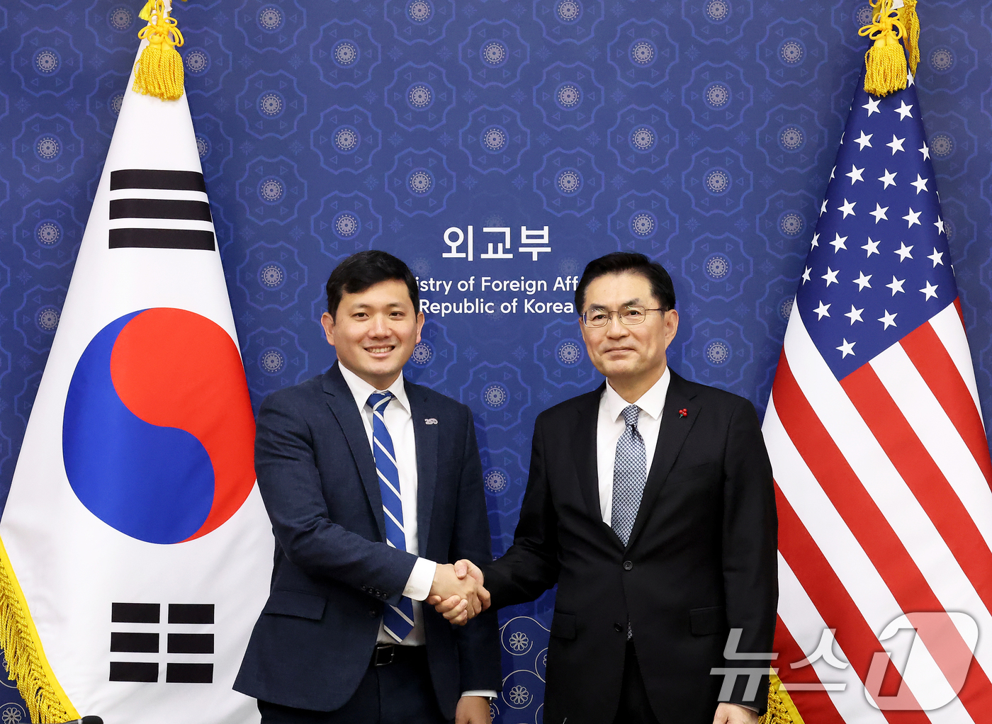 (서울=뉴스1) 임세영 기자 = 16일 오전 서울 종로구 외교부에서 열린 한미 정상회담 Joint Fact Sheet 후속 협의에서 케빈 김 주한미국대사대리(왼쪽)와 정연두 외교전 …