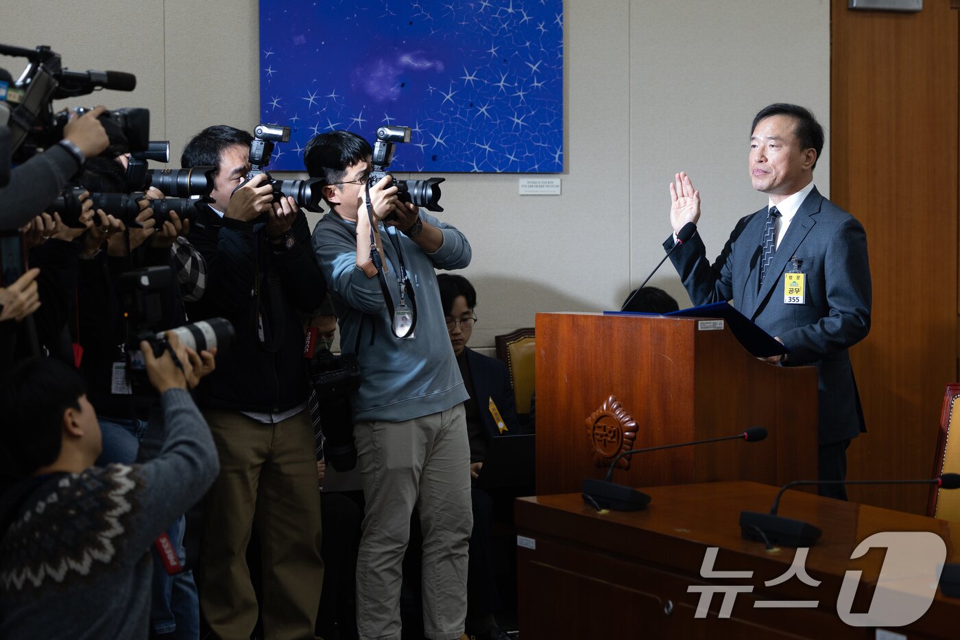 본문 이미지 - 김종철 방송미디어통신위원회 위원장 후보자가 16일 서울 여의도 국회에서 열린 인사청문회에 출석해 선서하고 있다. 2025.12.16/뉴스1 ⓒ News1 유승관 기자