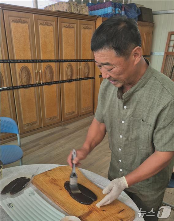 본문 이미지 - '대한민국 수산식품명인' 제16호로 지정된 최태근 명인이 전통방식으로 숭어 어란을 제조하고 있다.(해양수산부 제공)