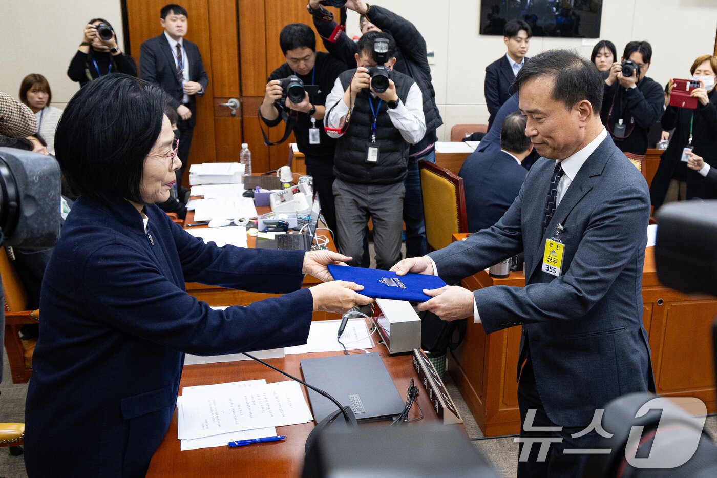 본문 이미지 - 김종철 방송미디어통신위원회 위원장 후보자가 16일 서울 여의도 국회에서 열린 인사청문회에 출석해 선서한 후 선서문을 최민희 과방위원장에게 전달하고 있다. 2025.12.16/뉴스1 ⓒ News1 유승관 기자