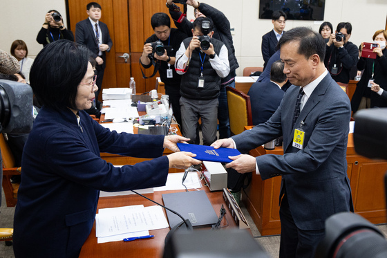 인사청문회 선서문 전달하는 김종철 방미통위 위원장 후보자