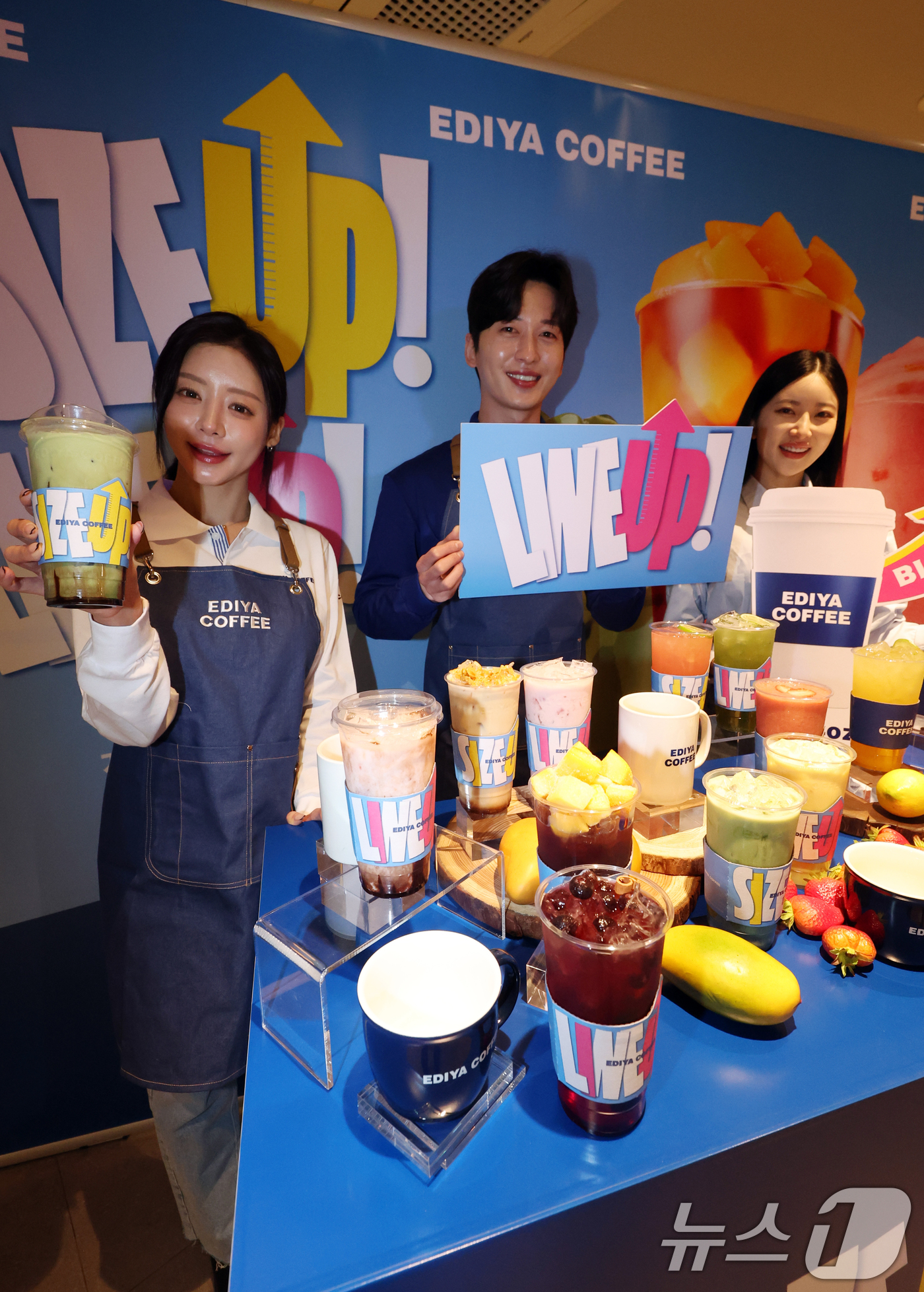 (서울=뉴스1) 김명섭 기자 = 16일 서울 중구 이디야커피 매장에서 모델들이 음료 용량 확대 및 메뉴 라인업 개편을 알리는 'SIZE UP & LINE UP' 적용 행사를 하고 …