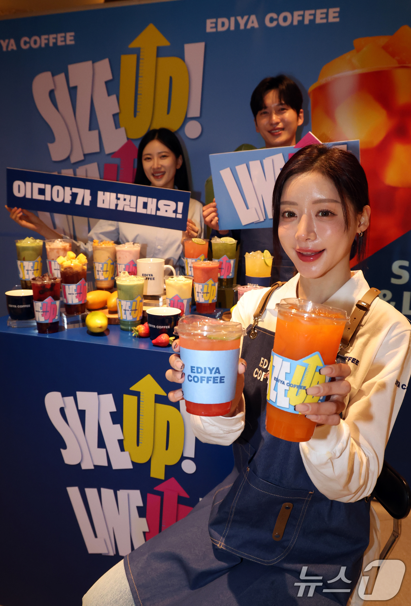 (서울=뉴스1) 김명섭 기자 = 16일 서울 중구 이디야커피 매장에서 모델들이 음료 용량 확대 및 메뉴 라인업 개편을 알리는 'SIZE UP & LINE UP' 적용 행사를 하고 …