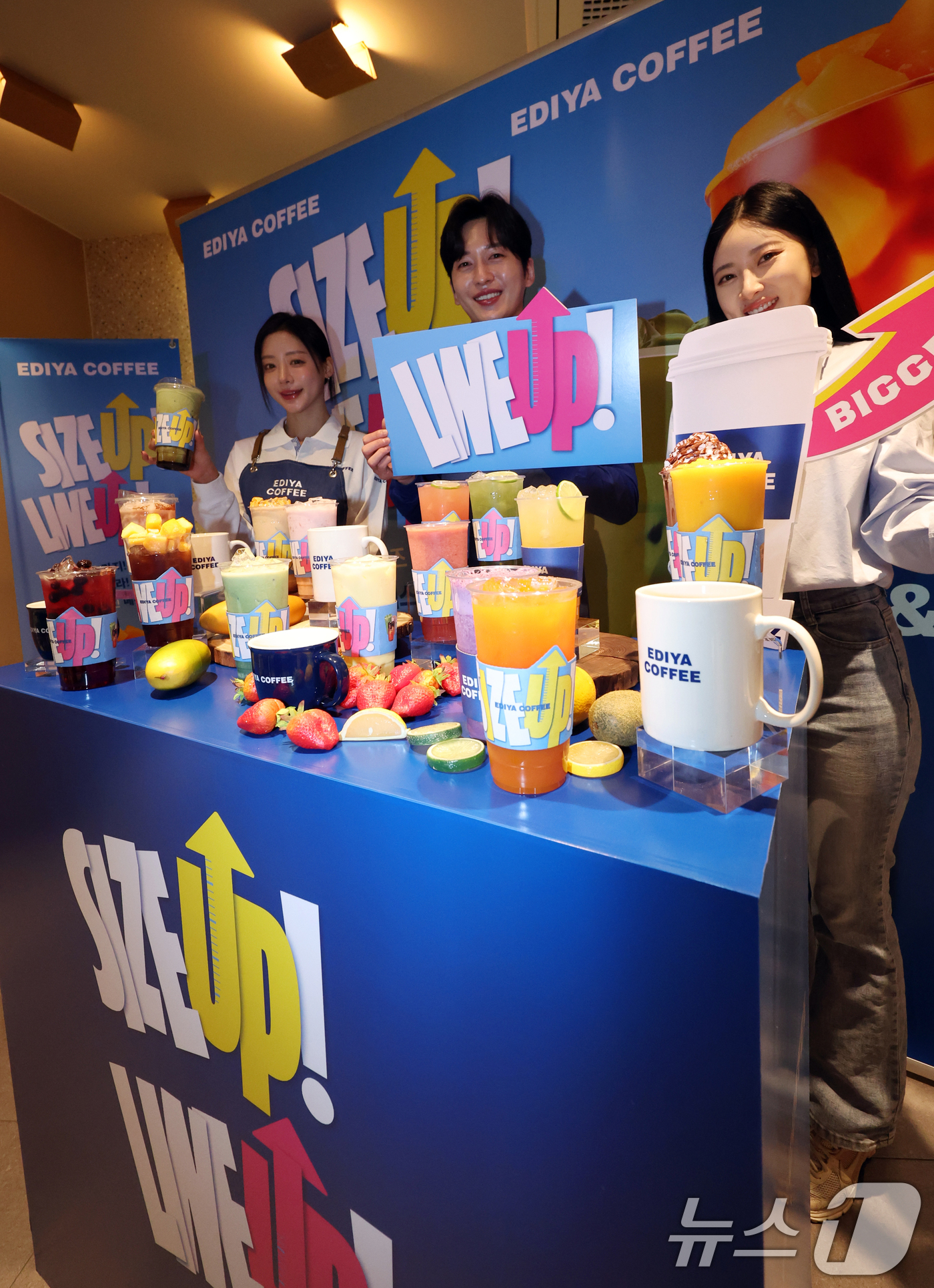 (서울=뉴스1) 김명섭 기자 = 16일 서울 중구 이디야커피 매장에서 모델들이 음료 용량 확대 및 메뉴 라인업 개편을 알리는 'SIZE UP & LINE UP' 적용 행사를 하고 …