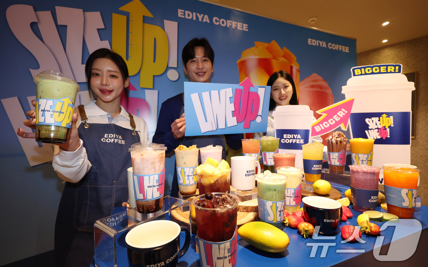 (서울=뉴스1) 김명섭 기자 = 16일 서울 중구 이디야커피 매장에서 모델들이 음료 용량 확대 및 메뉴 라인업 개편을 알리는 'SIZE UP & LINE UP' 적용 행사를 하고 …