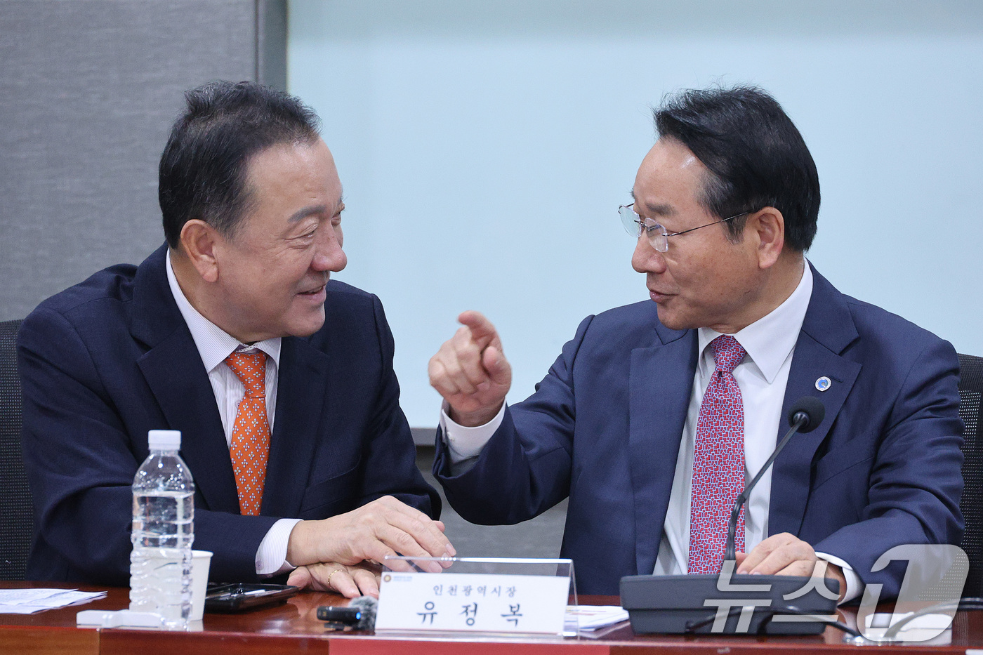 (서울=뉴스1) 신웅수 기자 = 유정복 인천시장과 엄태영 국민의힘 의원이 16일 서울 여의도 국회 의원회관에서 열린 '지방선거 D-6개월: 어떻게 해야 승리할 수 있나?' 토론회에 …