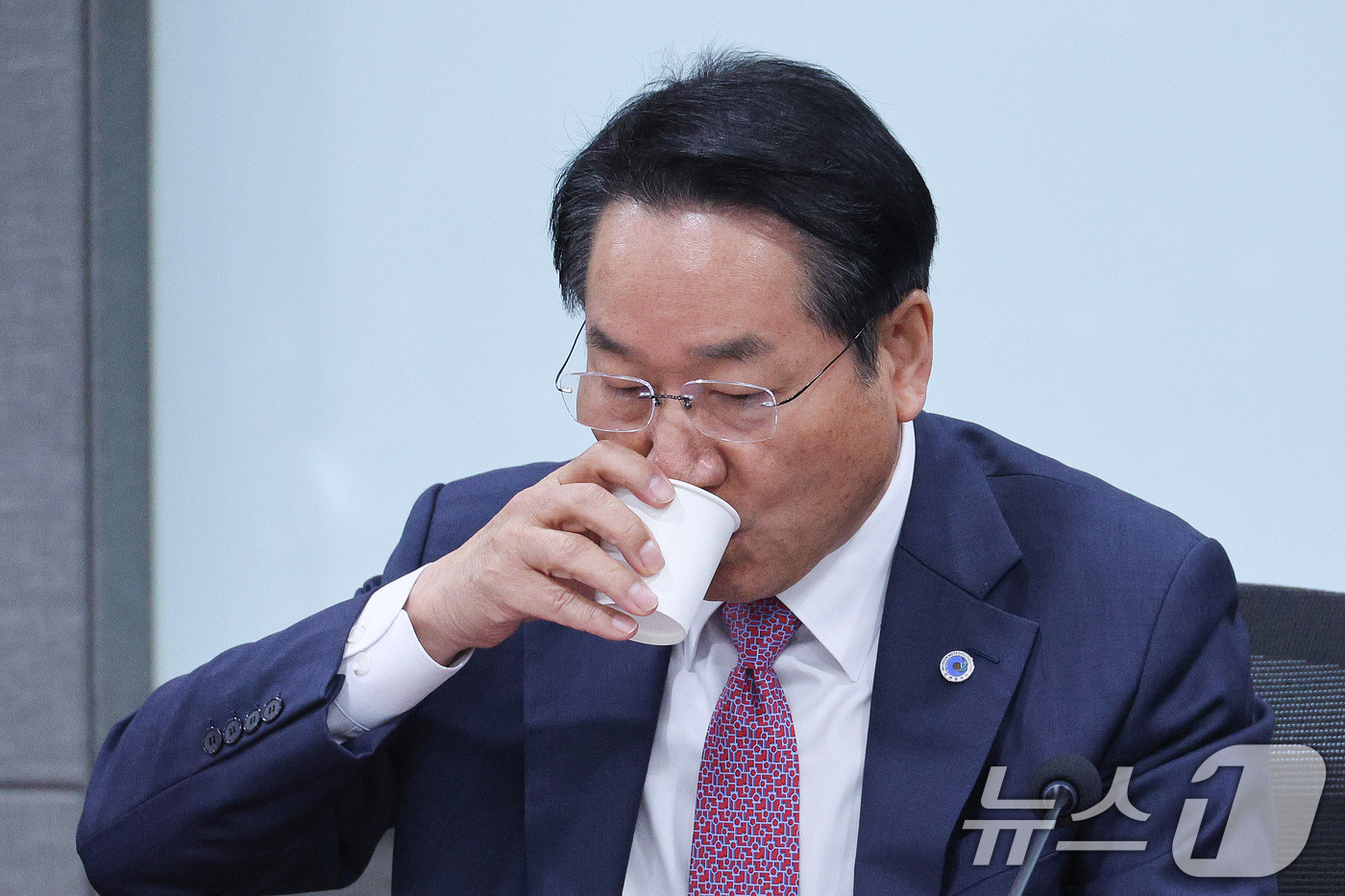 (서울=뉴스1) 신웅수 기자 = 유정복 인천시장이 16일 서울 여의도 국회 의원회관에서 열린 '지방선거 D-6개월: 어떻게 해야 승리할 수 있나?' 토론회에서 목을 축이고 있다. …