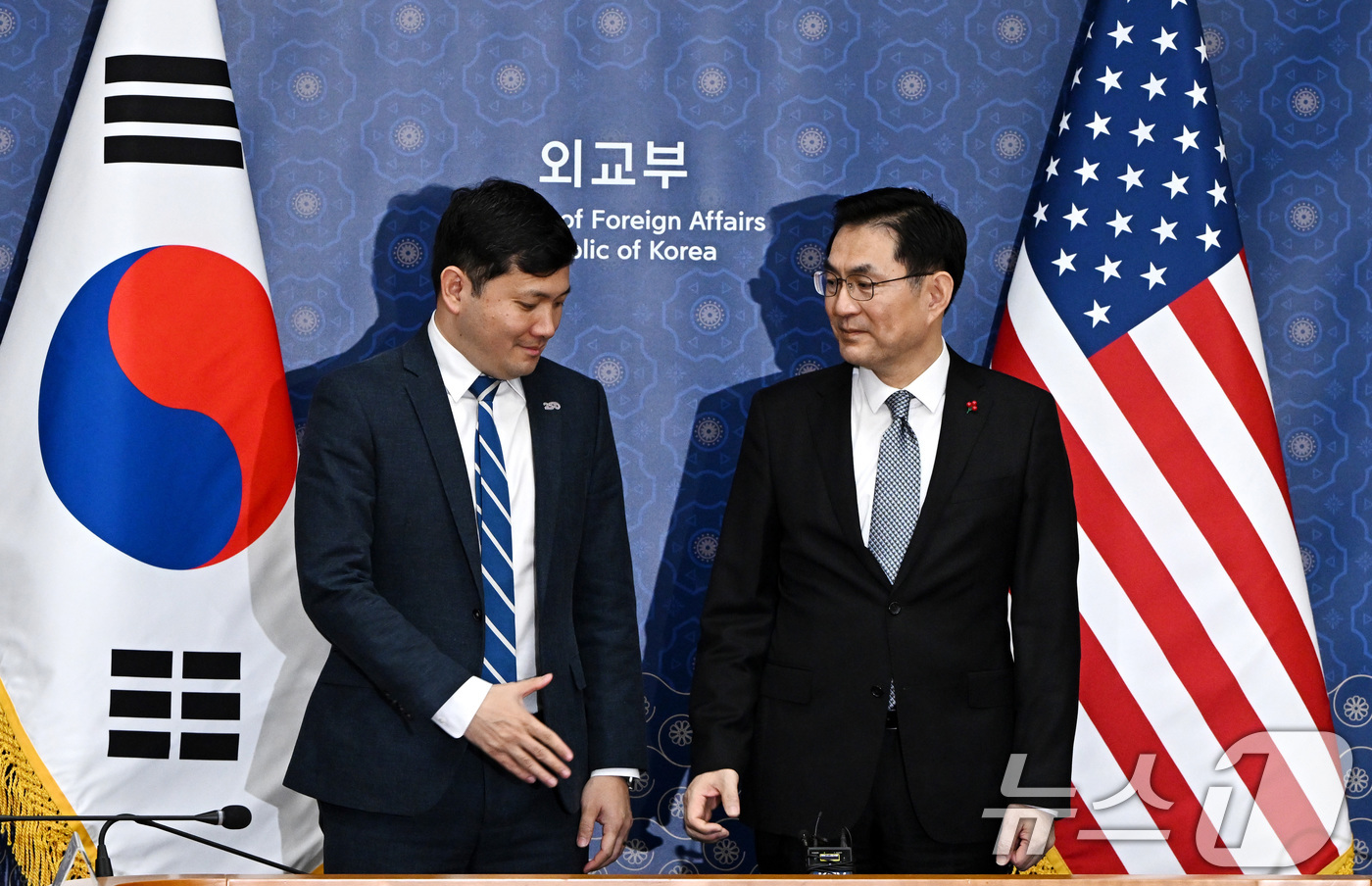 (서울=뉴스1) 임세영 기자 = 정연두 외교전략정보본부장(오른쪽)과 케빈 김 미 대사대리가 16일 오전 서울 종로구 외교부 청사에서 열린 한미 정상회담 'Joint Fact She …