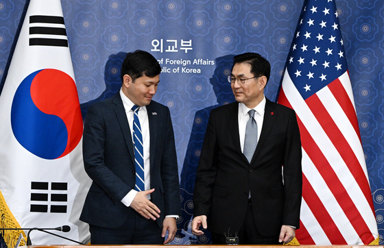 악수 나누는 정연두 본부장·케빈 김 美 대사대리