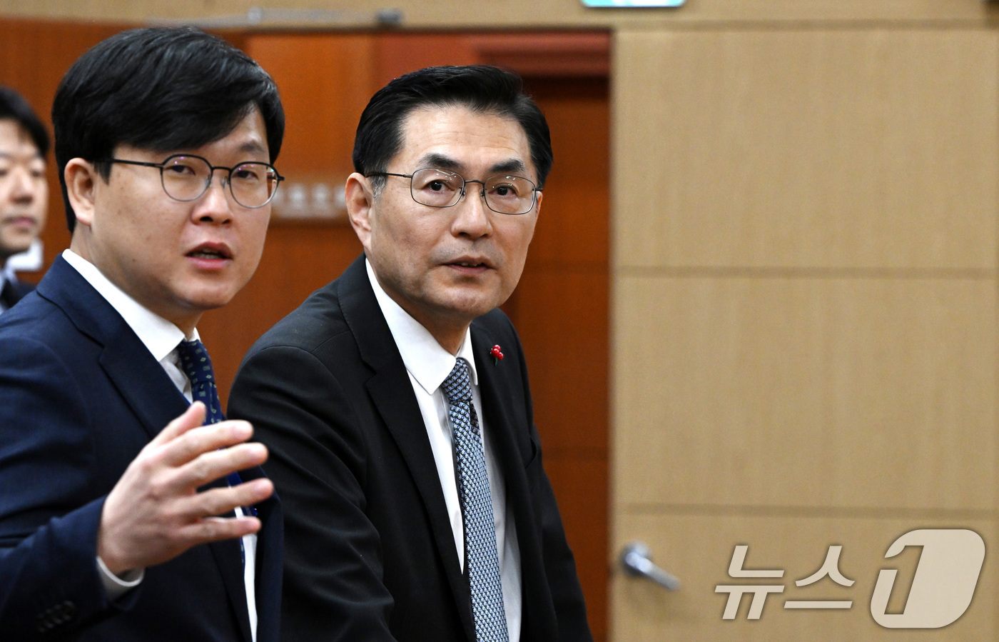 (서울=뉴스1) 임세영 기자 = 정연두 외교전략정보본부장이 16일 오전 서울 종로구 외교부 청사에서 열린 한미 정상회담 'Joint Fact Sheet' 후속 협의에 앞서 관계자와 …