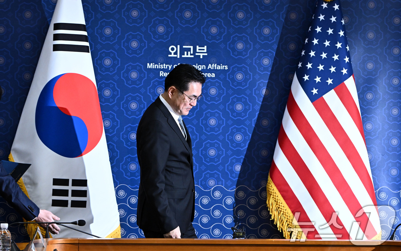 (서울=뉴스1) 임세영 기자 = 정연두 외교전략정보본부장이 16일 오전 서울 종로구 외교부 청사에서 열린 한미 정상회담 'Joint Fact Sheet' 후속 협의에 앞서 입장하고 …