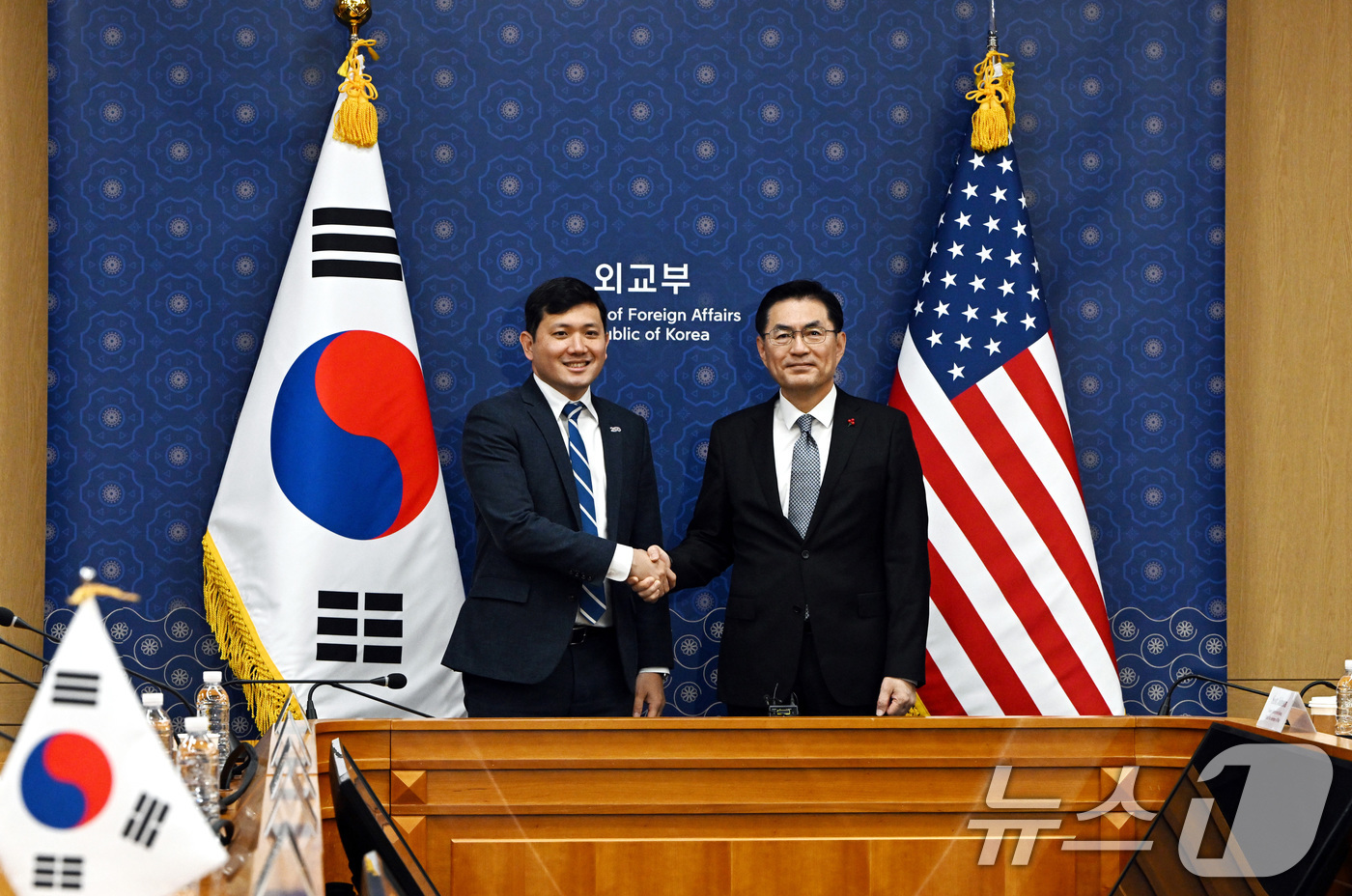 (서울=뉴스1) 임세영 기자 = 정연두 외교전략정보본부장(오른쪽)과 케빈 김 미 대사대리가 16일 오전 서울 종로구 외교부 청사에서 열린 한미 정상회담 'Joint Fact She …