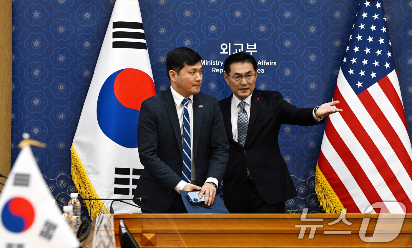(서울=뉴스1) 임세영 기자 = 정연두 외교전략정보본부장(오른쪽)과 케빈 김 미 대사대리가 16일 오전 서울 종로구 외교부 청사에서 열린 한미 정상회담 'Joint Fact She …
