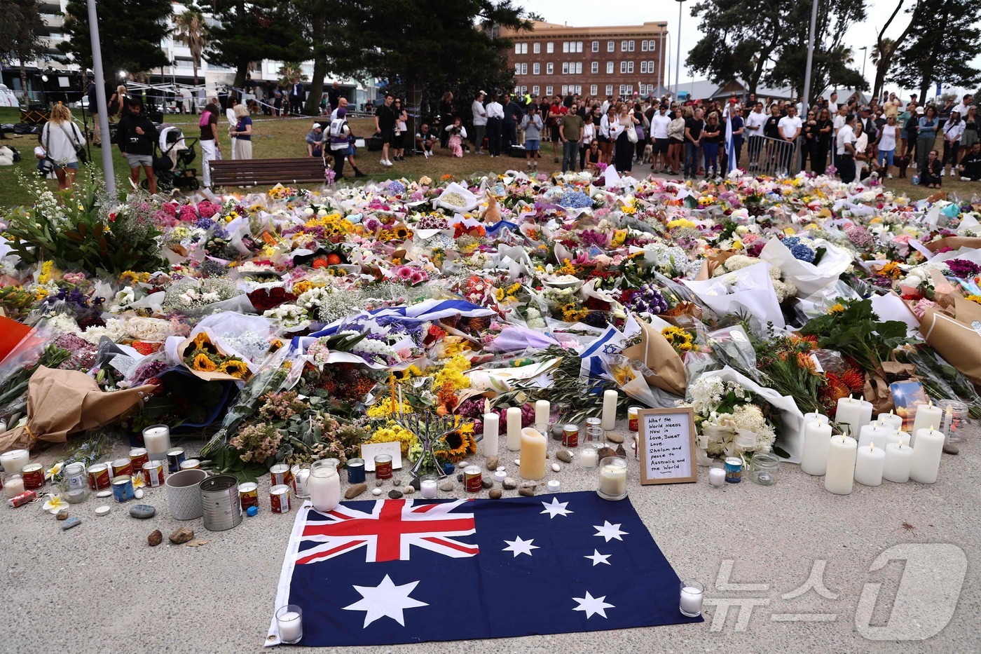 (AFP=뉴스1) 송원영 기자 = 16일(현지시간) 호주 시드니 본다이 비치의 본다이 파빌리온에 마련된 총기 난사 희생자 추모소에서 시민들이 희생자들을 애도하고 있다.ⓒ AFP=뉴 …