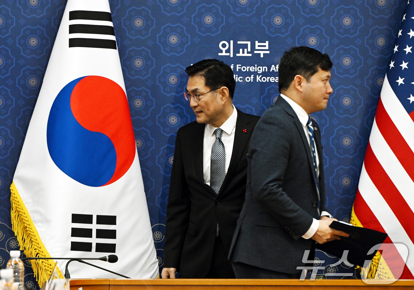 (서울=뉴스1) 임세영 기자 = 정연두 외교전략정보본부장(왼쪽)과 케빈 김 미 대사대리가 16일 오전 서울 종로구 외교부 청사에서 열린 한미 정상회담 'Joint Fact Shee …
