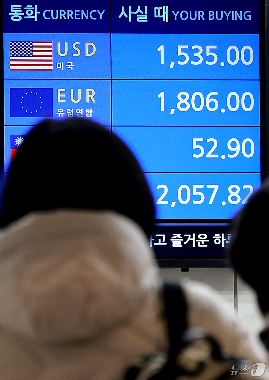 (인천공항=뉴스1) 이호윤 기자 = 외환당국과 국민연금공단이 원·달러 환율 급등세에 대응해 올해 말 종료 예정이었던 외환스와프 계약을 1년 더 연장하기로 했다. 사진은 16일 인천 …