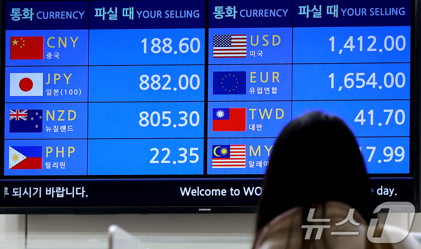 (인천공항=뉴스1) 이호윤 기자 = 외환당국과 국민연금공단이 원·달러 환율 급등세에 대응해 올해 말 종료 예정이었던 외환스와프 계약을 1년 더 연장하기로 했다. 사진은 16일 인천 …