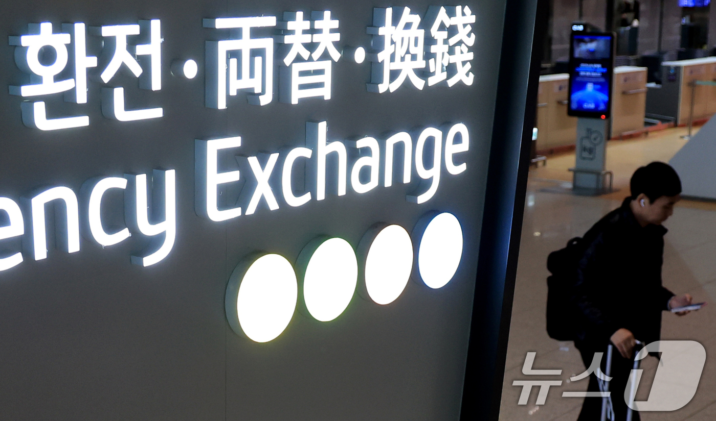 (인천공항=뉴스1) 이호윤 기자 = 외환당국과 국민연금공단이 원·달러 환율 급등세에 대응해 올해 말 종료 예정이었던 외환스와프 계약을 1년 더 연장하기로 했다. 사진은 16일 인천 …