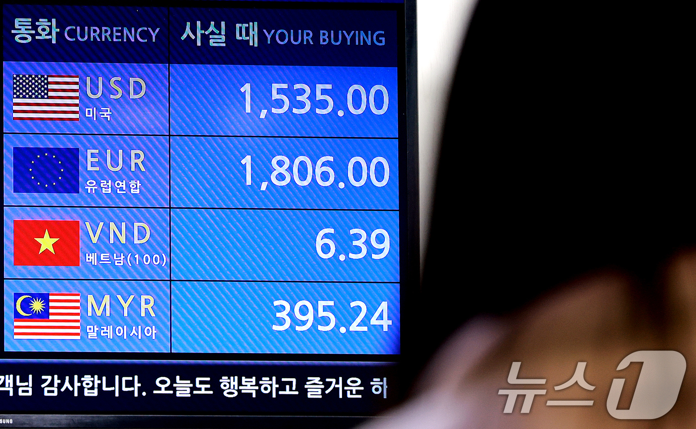 (인천공항=뉴스1) 이호윤 기자 = 외환당국과 국민연금공단이 원·달러 환율 급등세에 대응해 올해 말 종료 예정이었던 외환스와프 계약을 1년 더 연장하기로 했다. 사진은 16일 인천 …