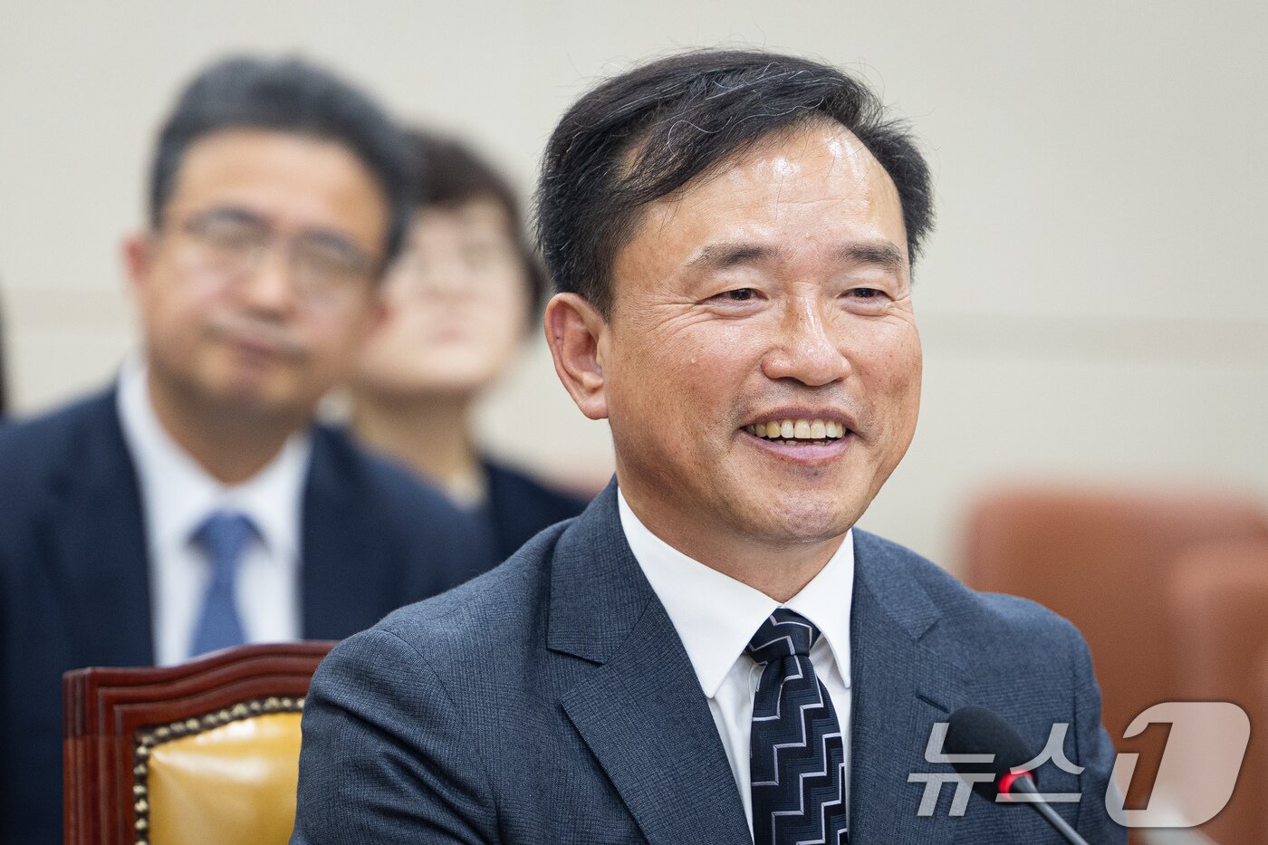 본문 이미지 - 김종철 방송미디어통신위원회 위원장 후보자가 16일 서울 여의도 국회에서 열린 인사청문회에 출석해 미소 짓고 있다. 2025.12.16/뉴스1 ⓒ News1 유승관 기자