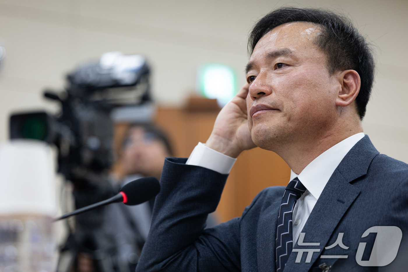 (서울=뉴스1) 유승관 기자 = 김종철 방송미디어통신위원회 위원장 후보자가 16일 서울 여의도 국회에서 열린 인사청문회에서 의원 질의를 경청하고 있다. 2025.12.16/뉴스1