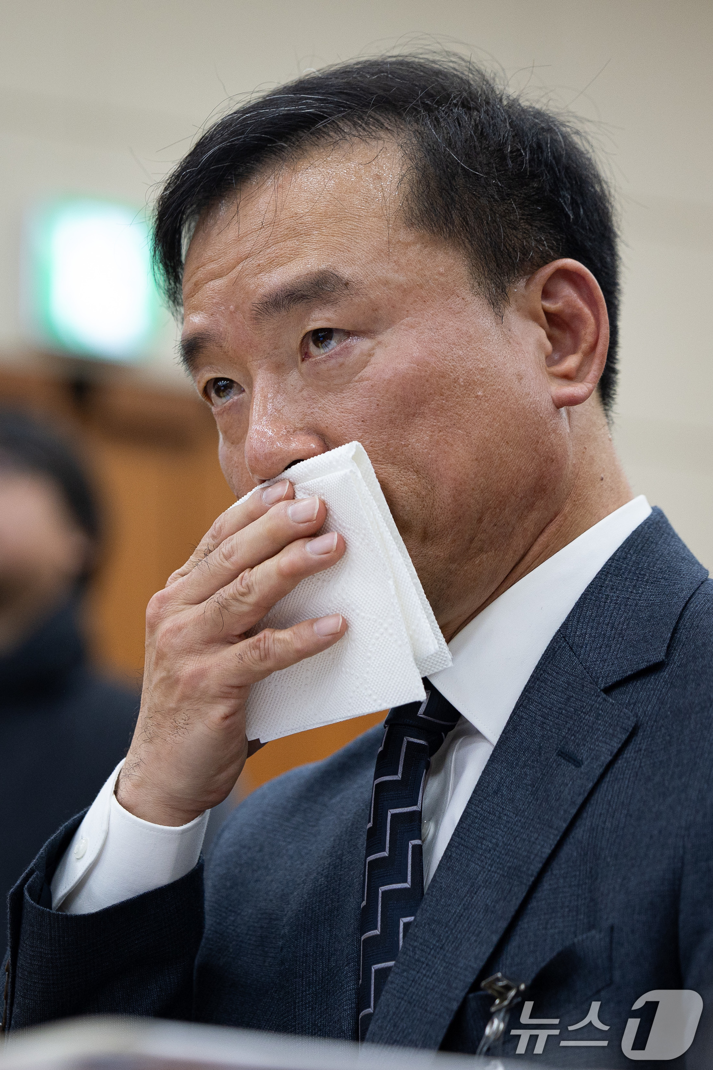 (서울=뉴스1) 유승관 기자 = 김종철 방송미디어통신위원회 위원장 후보자가 16일 서울 여의도 국회에서 열린 인사청문회에서 손수건으로 얼굴을 닦고 있다. 2025.12.16/뉴스1 …