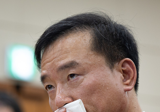 얼굴 닦는 김종철 방미통위 위원장 후보자