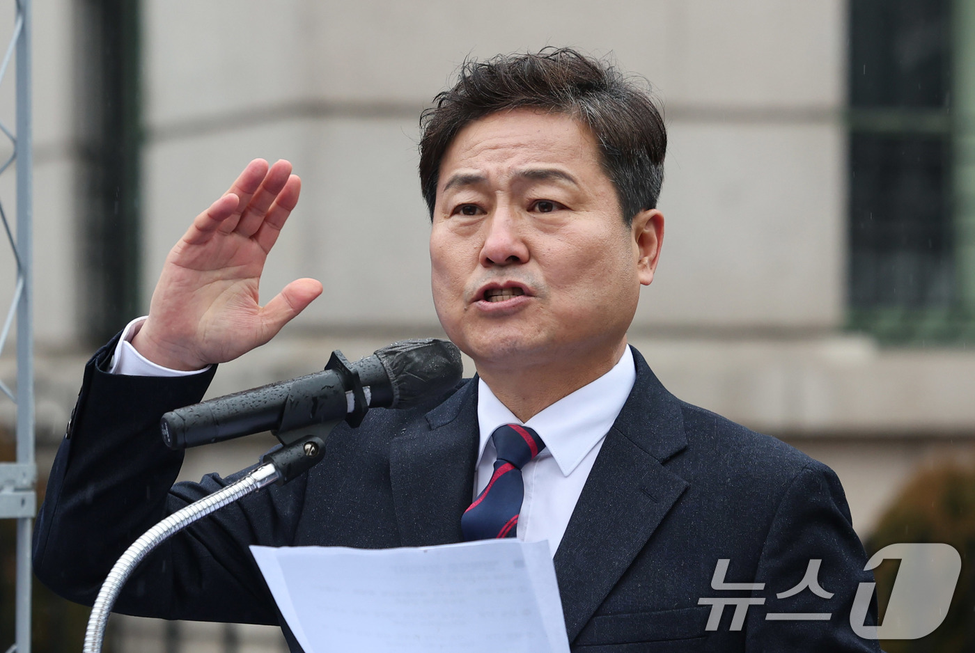 (서울=뉴스1) 박지혜 기자 = 김영배 더불어민주당 의원이 16일 서울 중구 옛 서울역사(문화역서울284) 앞에서 서울시장 출마를 선언하고 있다.  2025.12.16/뉴스1