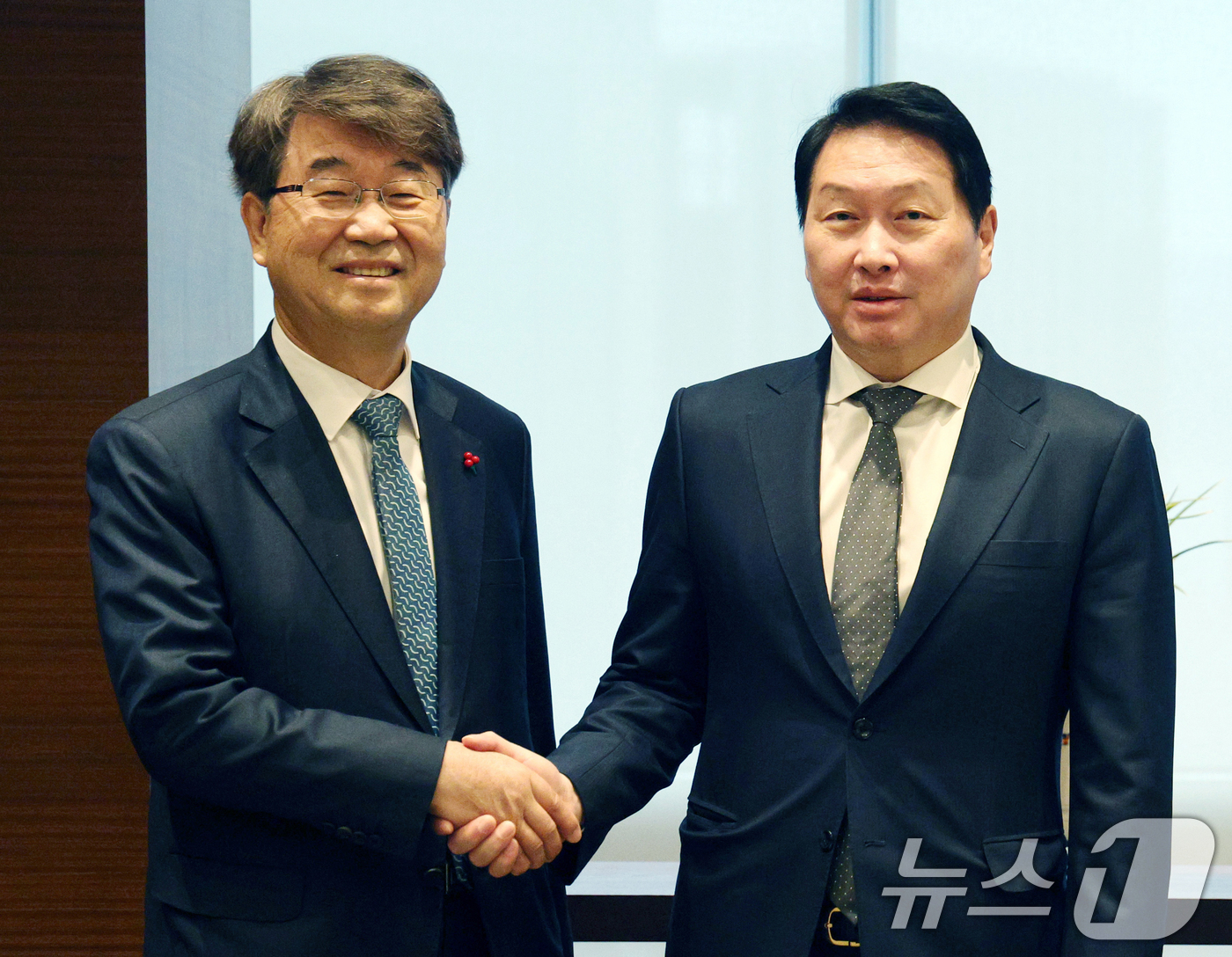 (서울=뉴스1) 이광호 기자 = 최태원 대한상공회의소 회장과 김지형 경제사회노동위원회 위원장이 16일 서울 중구 대한상의에서 열린 임원진 간담회에서 기념 촬영을 하고 있다. (공동 …