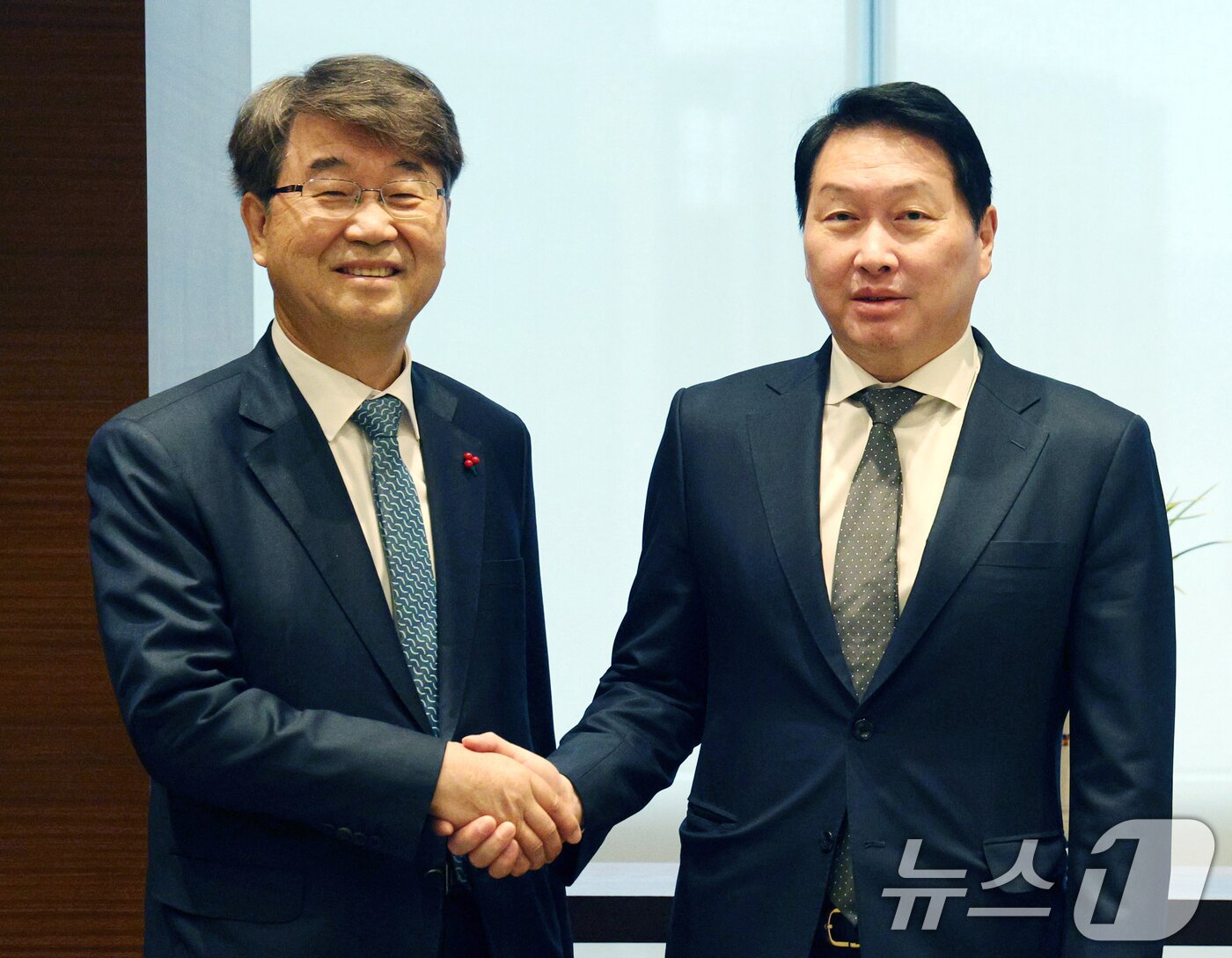 본문 이미지 - 최태원 대한상공회의소 회장과 김지형 경제사회노동위원회 위원장이 16일 서울 중구 대한상의에서 열린 임원진 간담회에서 기념 촬영을 하고 있다. (공동취재) 2025.12.16/뉴스1 ⓒ News1 이광호 기자