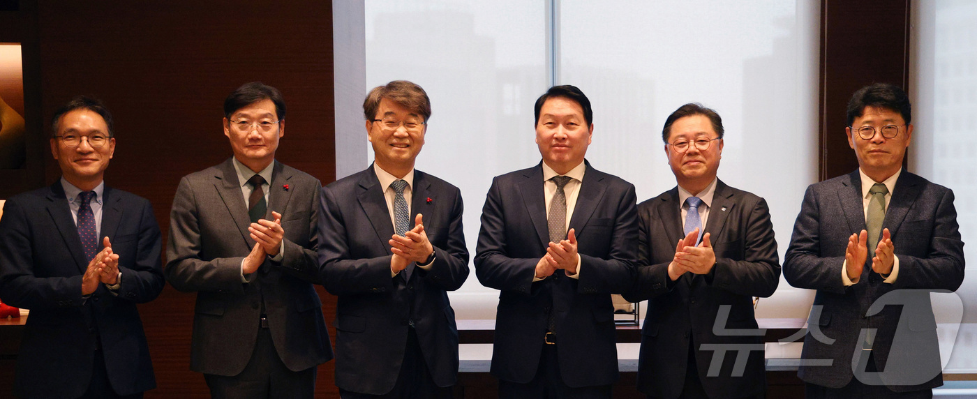 (서울=뉴스1) 이광호 기자 = 최태원 대한상공회의소 회장과 김지형 경제사회노동위원회 위원장이 16일 서울 중구 대한상의에서 열린 임원진 간담회에 앞서 기념사진을 찍고 있다. (공 …