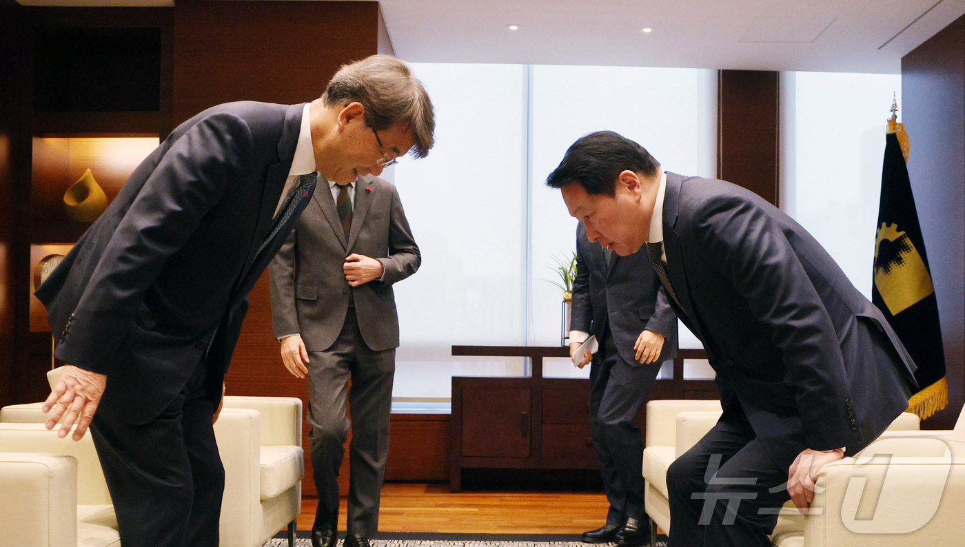 (서울=뉴스1) 이광호 기자 = 최태원 대한상공회의소 회장과 김지형 경제사회노동위원회 위원장이 16일 서울 중구 대한상의에서 간담회를 갖고 있다. (공동취재) 2025.12.16/ …