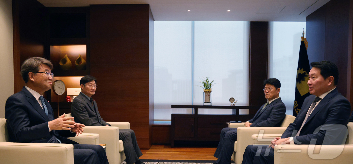 (서울=뉴스1) 이광호 기자 = 최태원 대한상공회의소 회장과 김지형 경제사회노동위원회 위원장이 16일 서울 중구 대한상의에서 간담회를 갖고 있다. (공동취재) 2025.12.16/ …