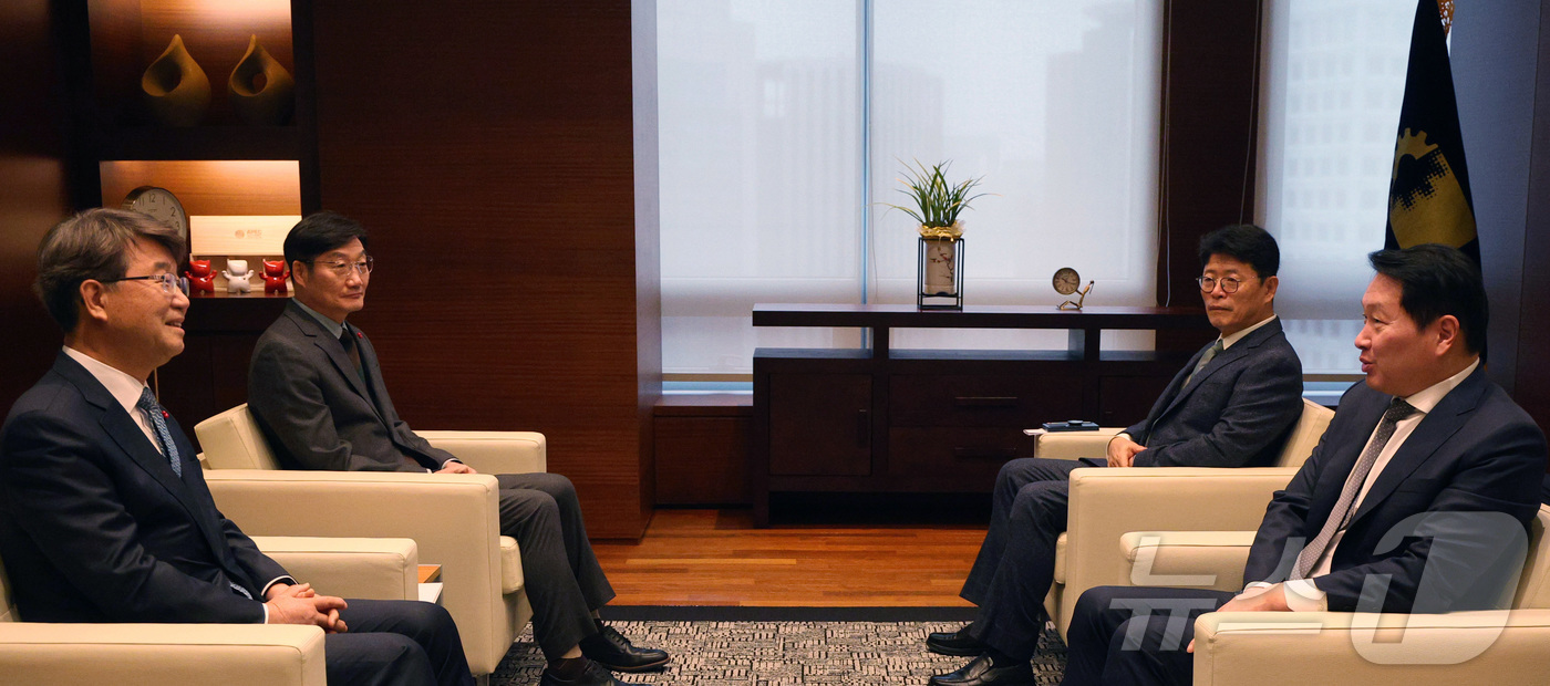 (서울=뉴스1) 이광호 기자 = 최태원 대한상공회의소 회장과 김지형 경제사회노동위원회 위원장이 16일 서울 중구 대한상의에서 간담회를 갖고 있다. (공동취재) 2025.12.16/ …