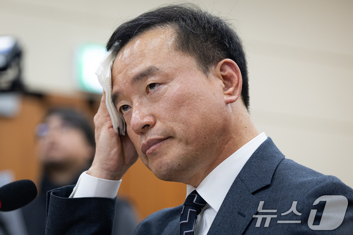 (서울=뉴스1) 유승관 기자 = 김종철 방송미디어통신위원회 위원장 후보자가 16일 서울 여의도 국회에서 열린 인사청문회에서 손수건으로 얼굴을 닦고 있다. 2025.12.16/뉴스1 …
