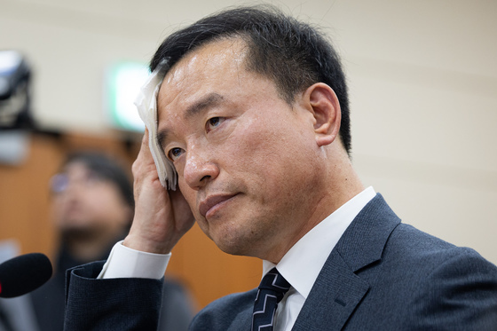 땀 닦는 김종철 방미통위 위원장 후보자