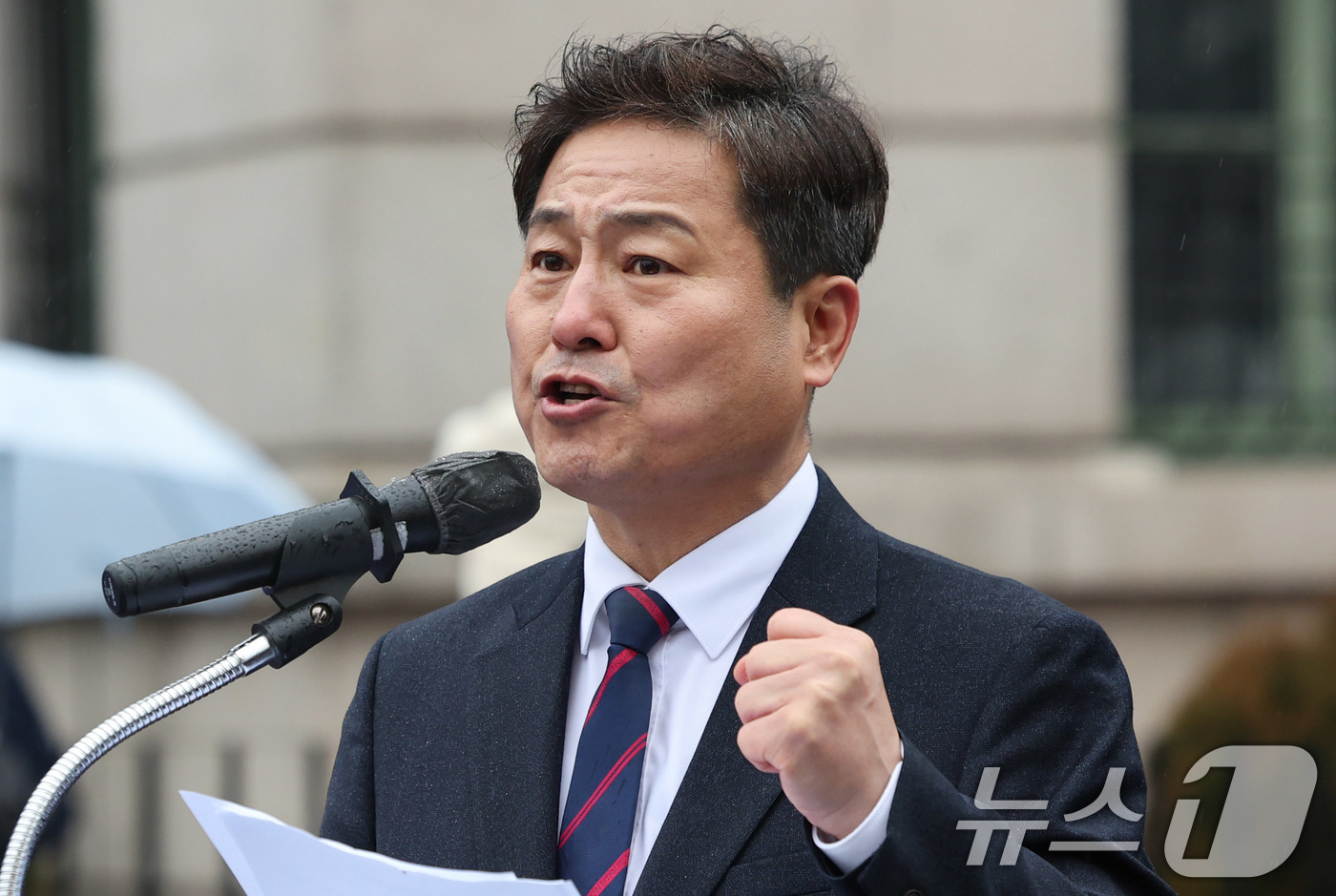 (서울=뉴스1) 박지혜 기자 = 김영배 더불어민주당 의원이 16일 서울 중구 옛 서울역사(문화역서울284) 앞에서 서울시장 출마를 선언하고 있다.  2025.12.16/뉴스1