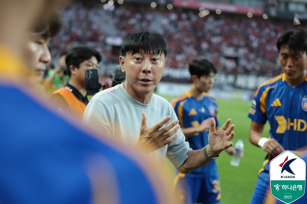 본문 이미지 - 선수들의 대응도, 구단의 대처도 모두 문제 있지만 그래도 신태용 감독의 책임이 가장 크다. (한국프로축구연맹 제공)